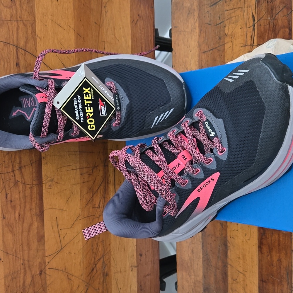 BROOKS WOMEN'S CASCADIA 16 GTX TRAIL RUNNING WATERPROOF HIKING SHOE W BOX 7 M - Picture 13 of 16